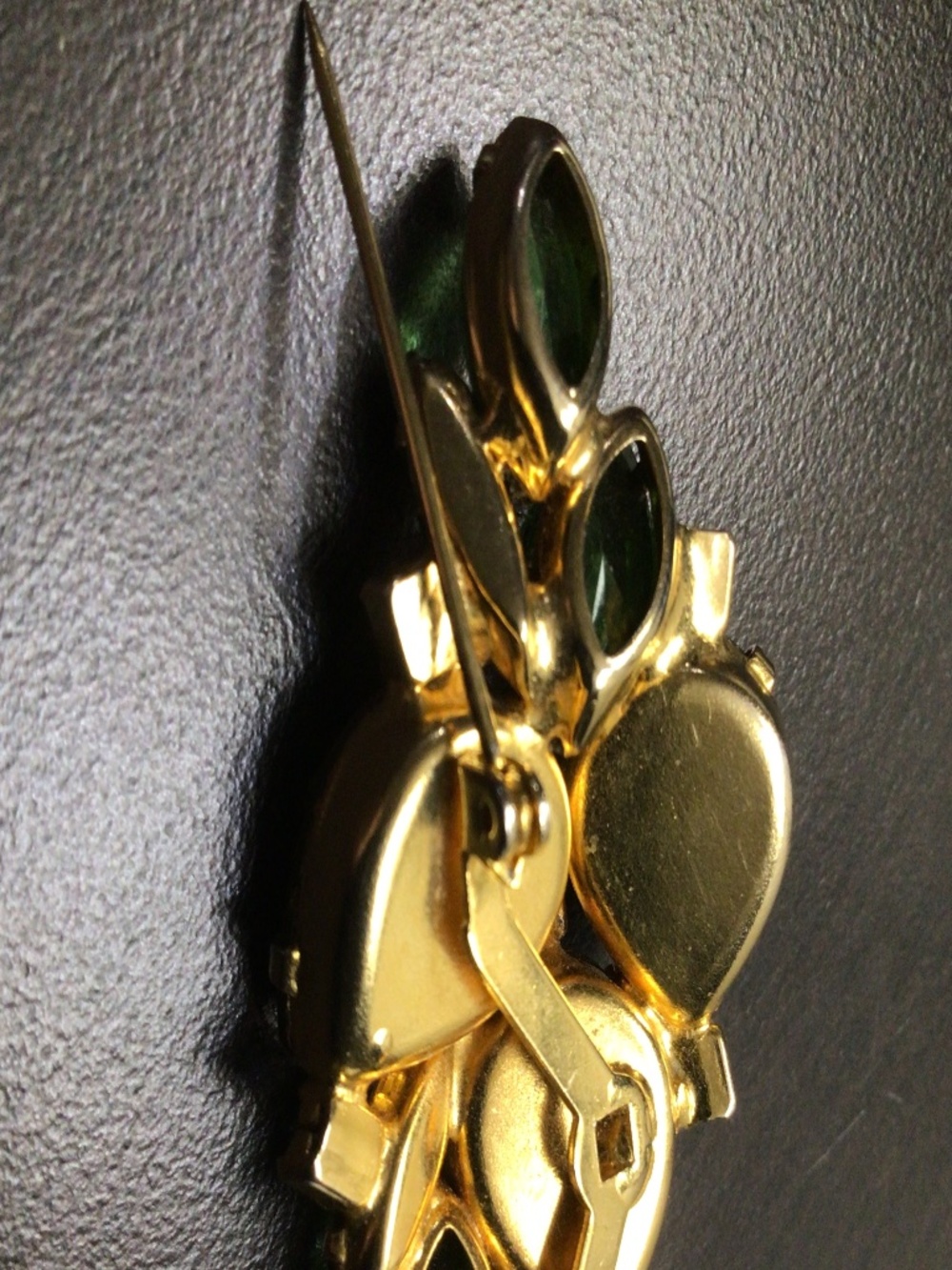 Vintage Green Molded Givre Glass Rhinestone Brooch Goldtone Metal - Picture 7 of 16